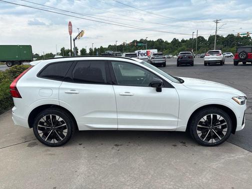 Crystal White Metallic 2026 Volvo XC60 B5 Plus