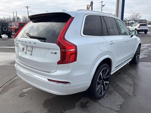 2023 Volvo XC90 B5 Plus