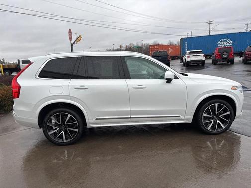 2023 Volvo XC90 B5 Plus