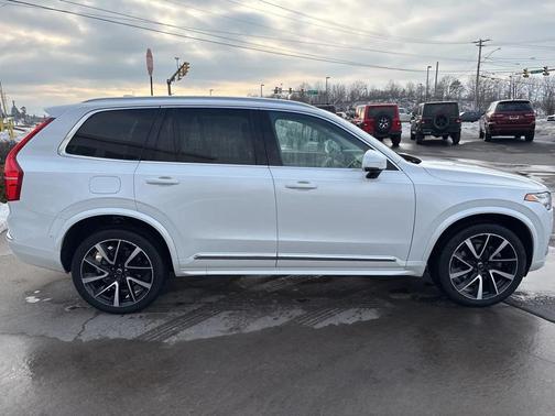 2023 Volvo XC90 B5 Plus