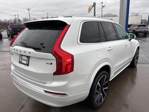 2023 Volvo XC90 B5 Plus