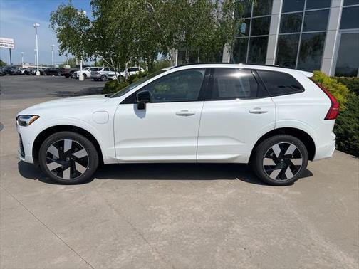 2025 Volvo XC60 Plug-In Hybrid T8 Plus