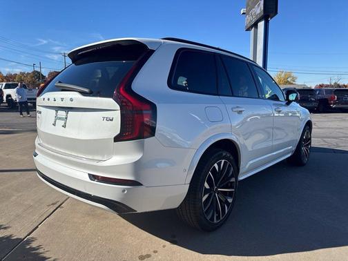 Crystal White 2027 Volvo XC90 Plug-In Hybrid Ultra Dark Theme