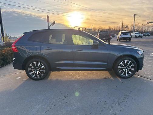 2023 Volvo XC60 B5 Plus Dark Theme