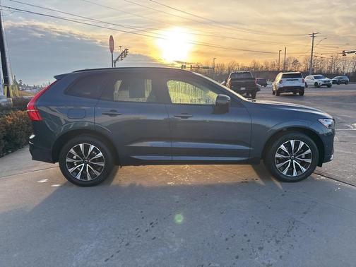 2023 Volvo XC60 B5 Plus Dark Theme