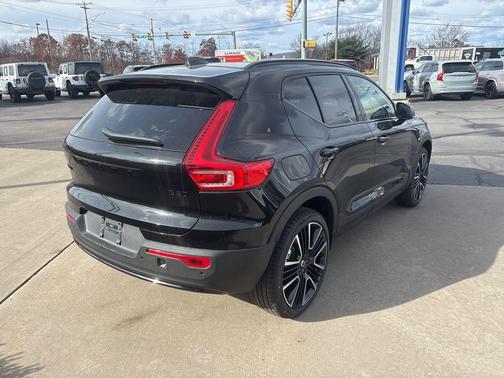 2026 Volvo XC40 B5 Ultra Black Edition