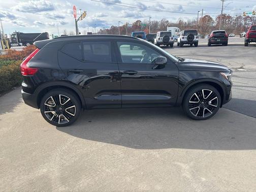2026 Volvo XC40 B5 Ultra Black Edition