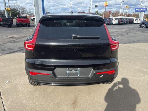 2026 Volvo XC40 B5 Ultra Black Edition