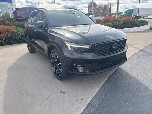2026 Volvo XC40 B5 Ultra Black Edition