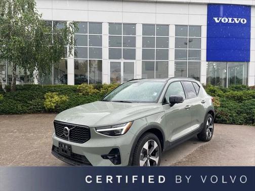 2025 Volvo XC40 B5 Plus Dark Theme
