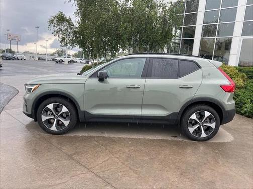2025 Volvo XC40 B5 Plus Dark Theme