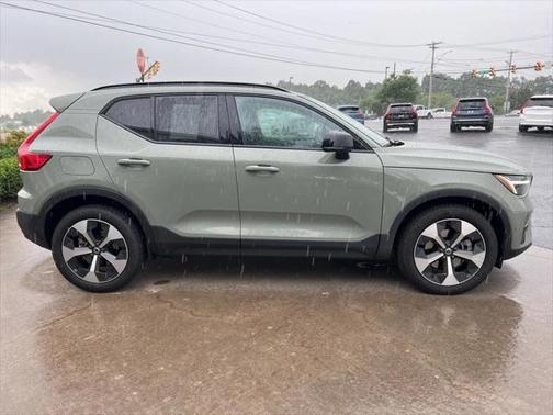 2025 Volvo XC40 B5 Plus Dark Theme