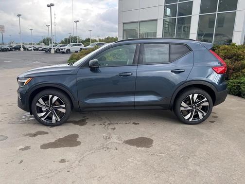 2026 Volvo XC40 B5 Plus