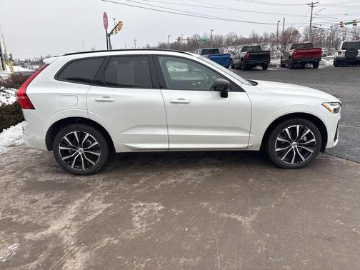 2025 Volvo XC60 B5 Plus