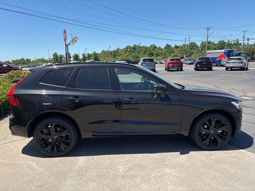 Onyx Black Metallic 2026 Volvo XC60 B5 Ultra Black Edition