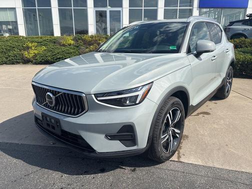 Vapour Grey Metallic 2025 Volvo XC40 B5 Core Bright Theme