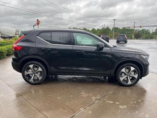 2025 Volvo XC40 B5 Plus Bright Theme