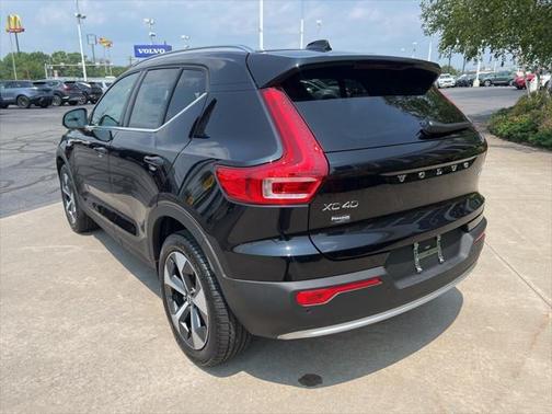 2025 Volvo XC40 B5 Plus Bright Theme