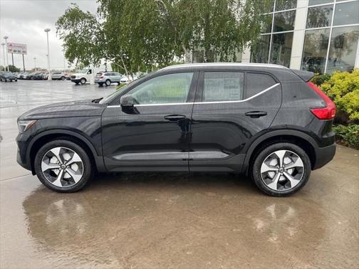 2025 Volvo XC40 B5 Plus Bright Theme