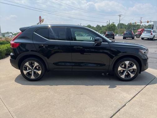 2025 Volvo XC40 B5 Plus Bright Theme