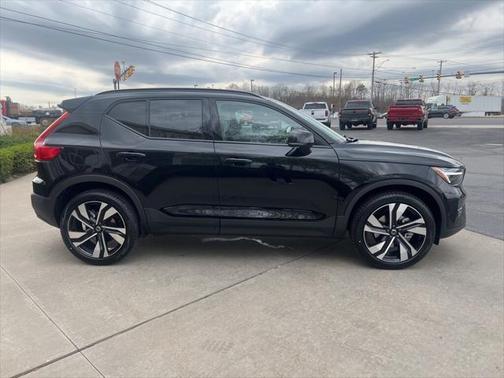 2025 Volvo XC40 B5 Ultra Dark Theme