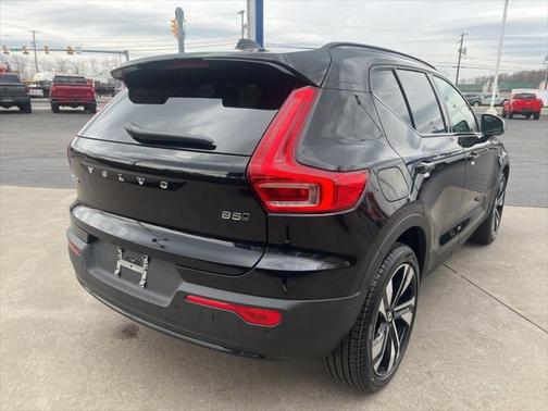 2025 Volvo XC40 B5 Ultra Dark Theme
