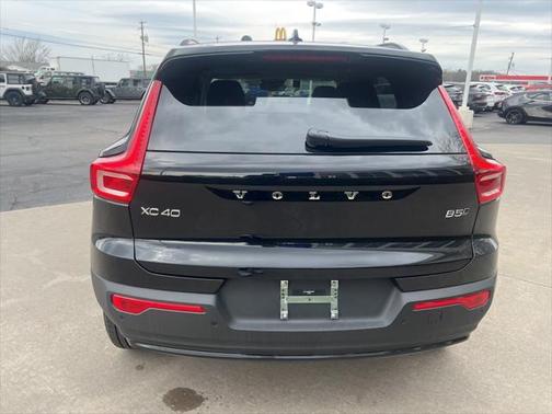 2025 Volvo XC40 B5 Ultra Dark Theme