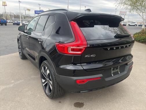 2025 Volvo XC40 B5 Ultra Dark Theme