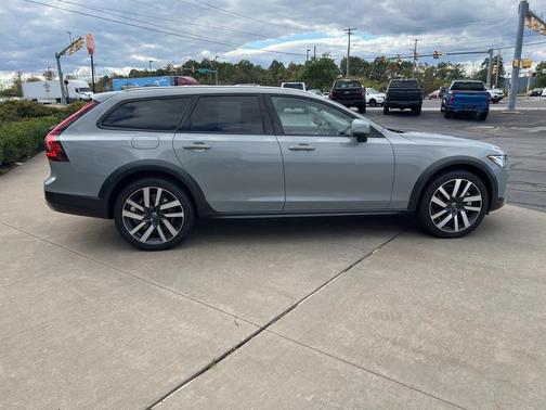 2025 Volvo V90 Cross Country B6 Plus