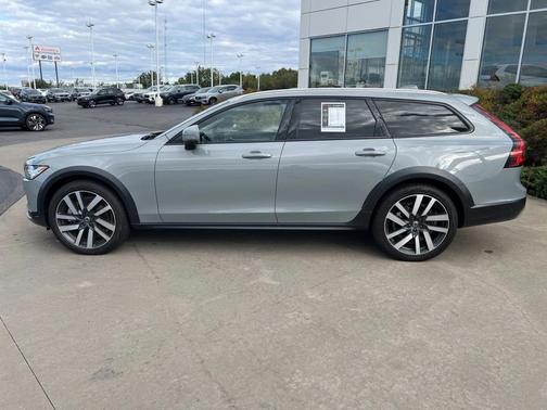 2025 Volvo V90 Cross Country B6 Plus