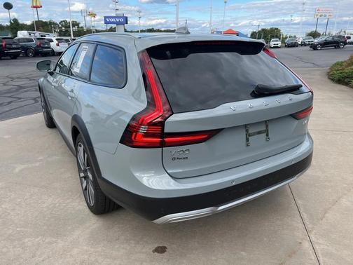 2025 Volvo V90 Cross Country B6 Plus