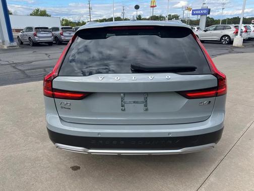 2025 Volvo V90 Cross Country B6 Plus