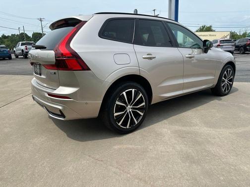 Bright Dusk Metallic 2023 Volvo XC60 B5 Plus Dark Theme