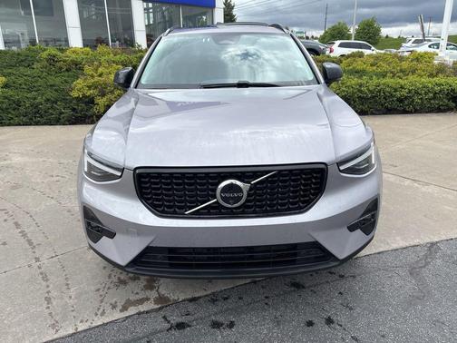 2026 Volvo XC40 Plus, B5 AWD Gas (mild hybrid), Dark