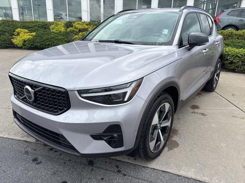 2026 Volvo XC40 Plus, B5 AWD Gas (mild hybrid), Dark