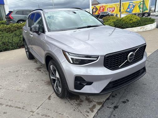 2026 Volvo XC40 Plus, B5 AWD Gas (mild hybrid), Dark