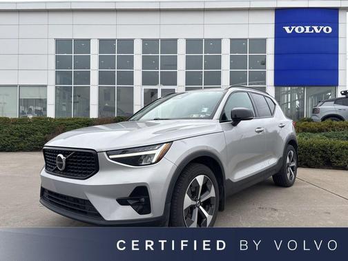 Silver Dawn Metallic 2023 Volvo XC40 B5 Plus Dark Theme