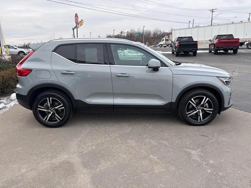 2025 Volvo XC40 B5 Core Bright Theme
