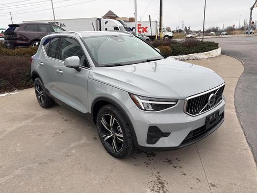 2025 Volvo XC40 B5 Core Bright Theme