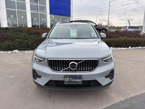 2025 Volvo XC40 B5 Core Bright Theme