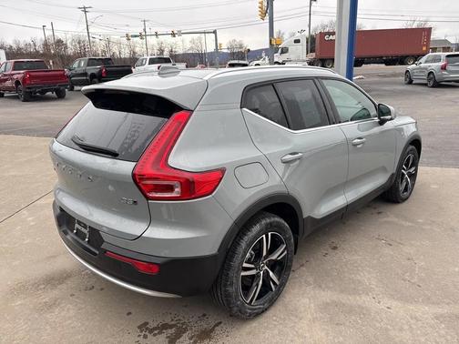 2025 Volvo XC40 B5 Core Bright Theme