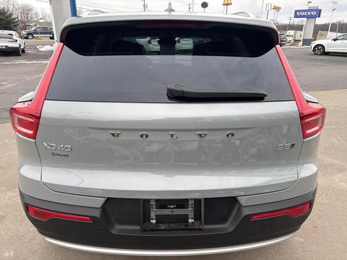 2025 Volvo XC40 B5 Core Bright Theme