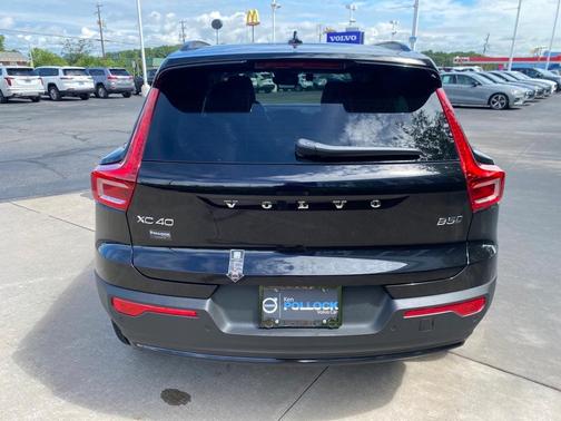 2025 Volvo XC40 B5 Plus Dark Theme