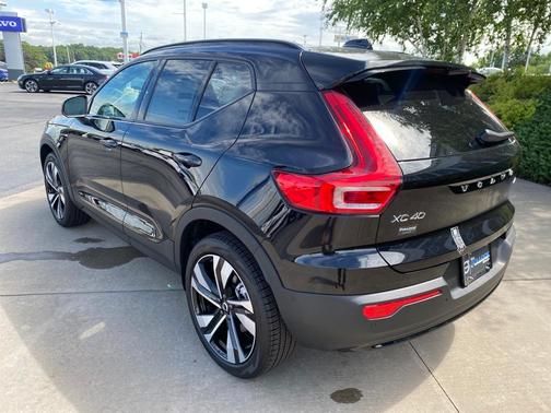 2025 Volvo XC40 B5 Plus Dark Theme
