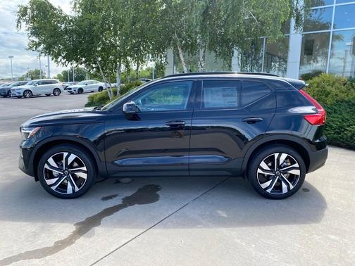 2025 Volvo XC40 B5 Plus Dark Theme