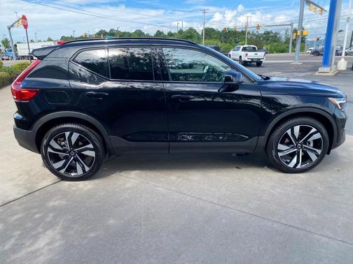 2025 Volvo XC40 B5 Plus Dark Theme