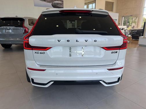 2026 Volvo XC60 B5 Ultra Black Edition