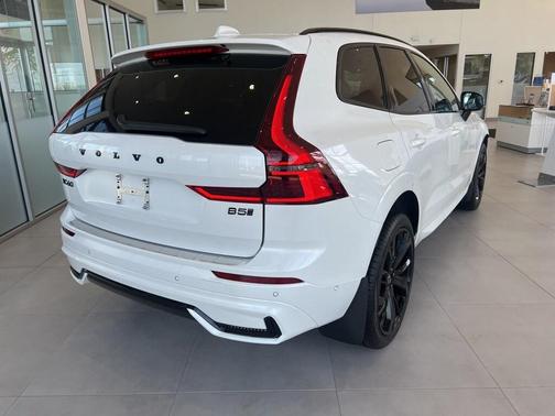 2026 Volvo XC60 B5 Ultra Black Edition