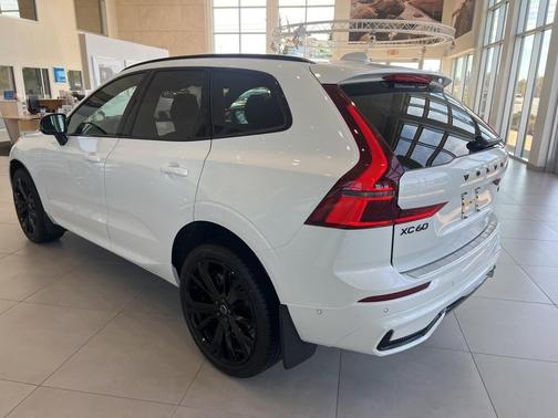 2026 Volvo XC60 B5 Ultra Black Edition