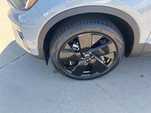 2026 Volvo XC40 B5 Ultra Black Edition
